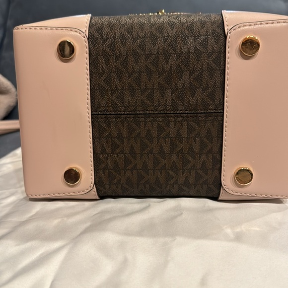 Michael Kors Bucket Bag - Picture 2 of 8